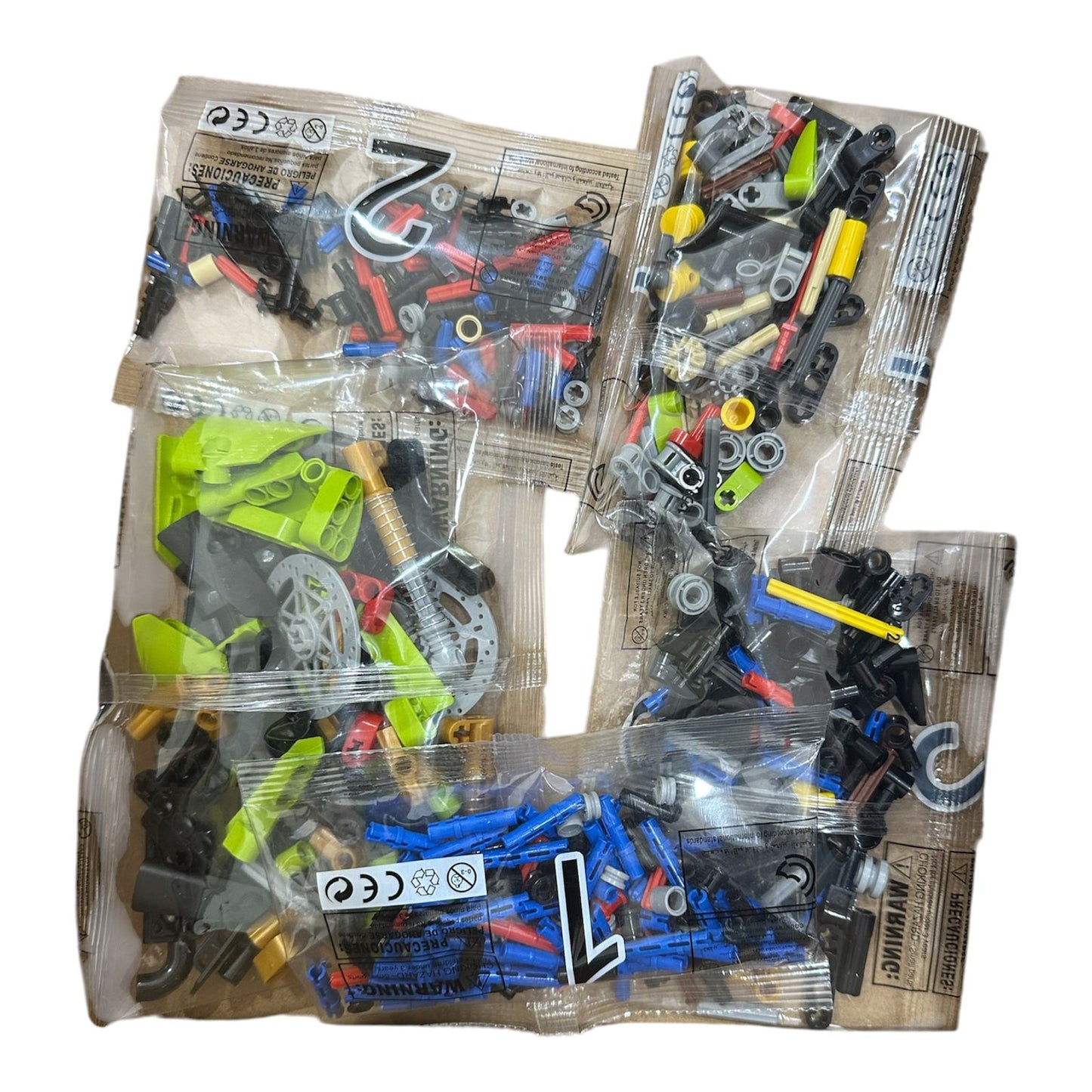 Modelo de lego moto con dirección ajustable y ruedas móviles.