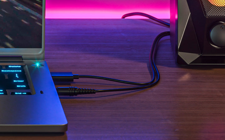 Parlantes Gaming Xtech XTS-131+ con sistema 2.0 canales y luces LED, diseño compacto en color negro.