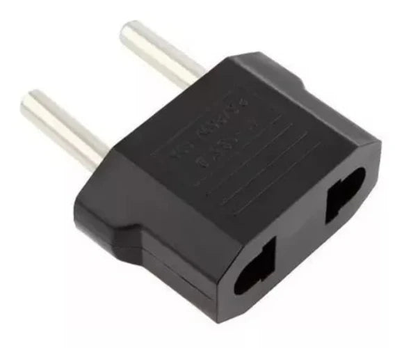 Adaptador de corriente US a EU, ideal para conectar dispositivos electrónicos en tomas de corriente europeas.
