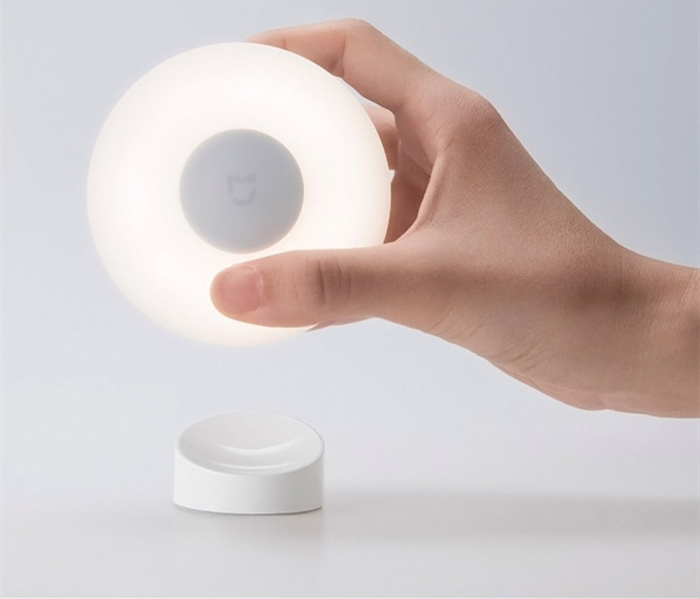 Luz nocturna LED Xiaomi Mi Motion Activated 2 con sensor de movimiento, luz cálida de 2800K y bajo consumo energético.
