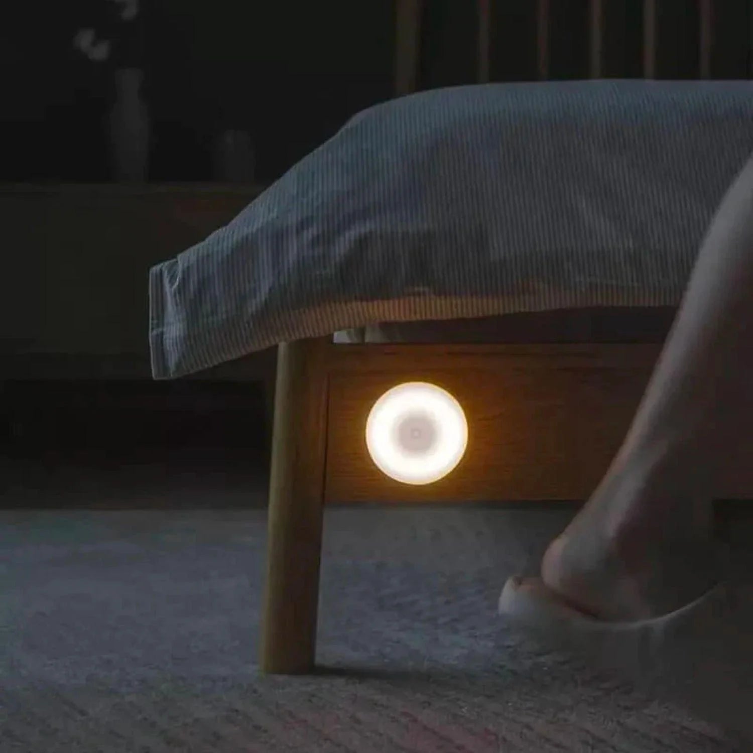 Luz nocturna LED Xiaomi Mi Motion Activated 2 con sensor de movimiento, luz cálida de 2800K y bajo consumo energético.
