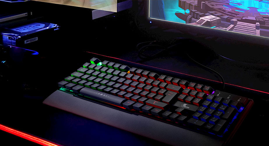 Teclado Gaming Xtech XTK-510S con iluminación LED multicolor, diseño QWERTY en español y descansa-palmas integrado.
