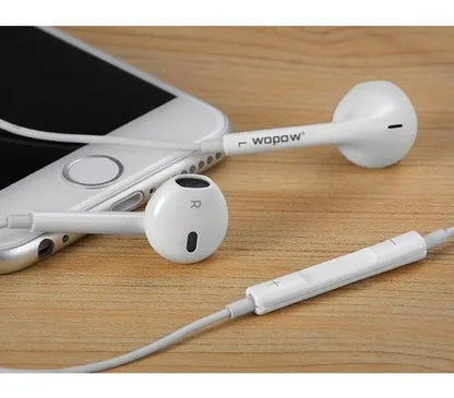 Auriculares WE03 con cable Lightning conectados a iPhone, uso cotidiano.